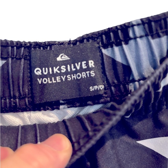 Quicksilver volley swim shorts.  Size S/P/CH, great condition, Velcro pocket - Picture 3 of 6
